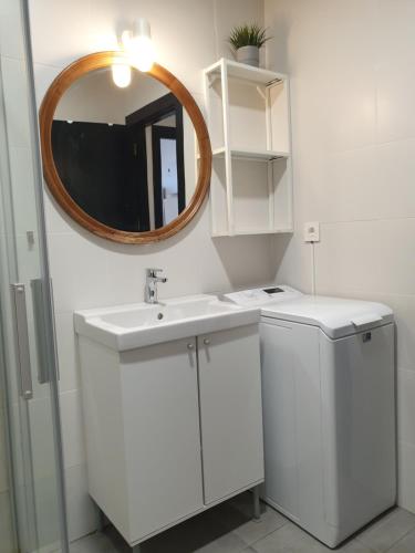 W łazience znajduje się biała umywalka i lustro. w obiekcie Apartamento Casa Balina w mieście Dúrcal