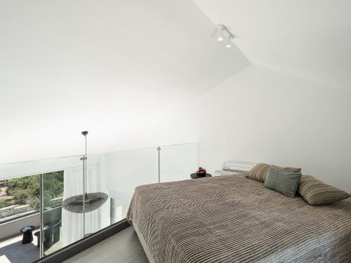 a bedroom with a large bed and a large window at Sunny Vacay Villa in Stérnai