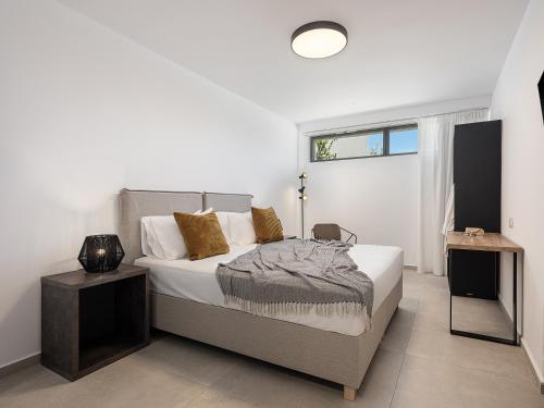 a bedroom with a bed with two tables and a window at Sunny Vacay Villa in Stérnai