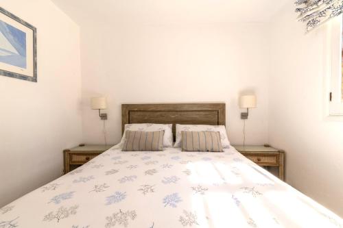 1 dormitorio con 1 cama con 2 almohadas en Apartamento junto a la playa en San Bartolomé