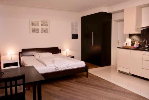 Ένα ή περισσότερα κρεβάτια σε δωμάτιο στο La Scala Apartments