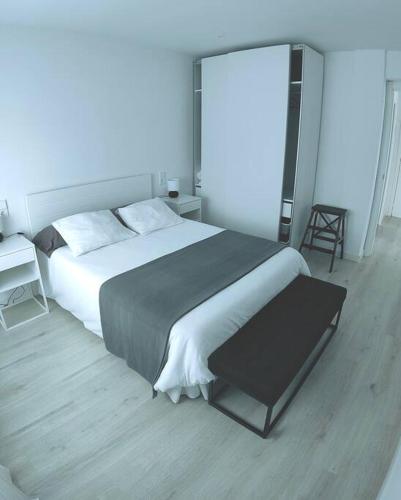 - une chambre avec un grand lit et une fenêtre dans l'établissement IAROS Pueblo del Sol, à Mogro