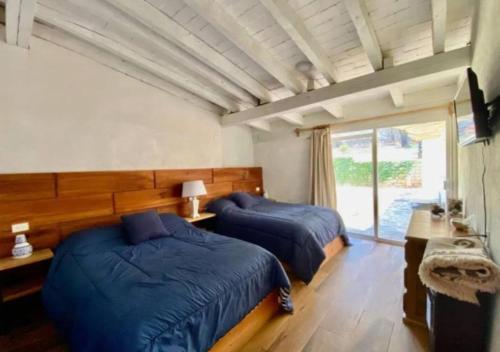 1 dormitorio con 2 camas y ventana grande en Casa de Campo, para crear momentos inolvidables! Avandaro, Valle de Bravo en Valle de Bravo