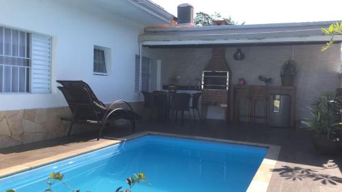 una piscina davanti a una casa di Casa Juquehy a São Sebastião