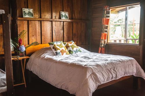 Ένα ή περισσότερα κρεβάτια σε δωμάτιο στο Pacuare Mountain Lodge
