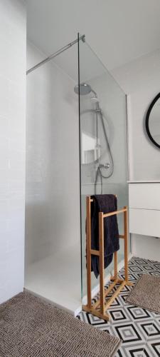 une cabine de douche en verre avec une serviette sur une chaise dans l'établissement IAROS Pueblo del Sol, à Mogro