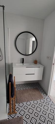 La salle de bains est pourvue d'un lavabo et d'un miroir. dans l'établissement IAROS Pueblo del Sol, à Mogro