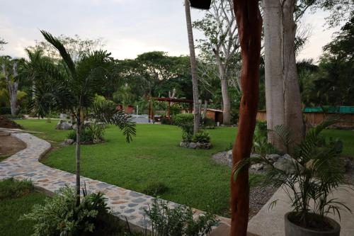 Taman di luar Solez Zihuatanejo