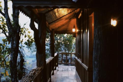 Un balcon sau o terasă la WoodHouse Homestay Chiangrai