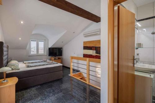 ツリクヴェニツァにあるCrikvenica Apartment 9のベッドルーム1室(ベッド1台、シンク付)