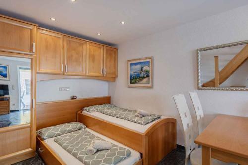 ツリクヴェニツァにあるCrikvenica Apartment 9のベッド2台とテーブルが備わる小さな客室です。