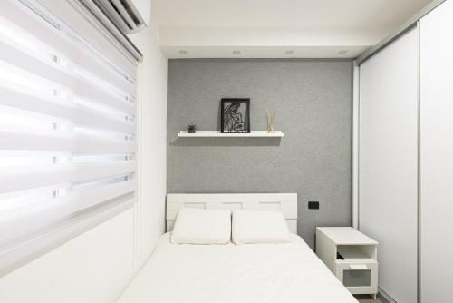 Ένα ή περισσότερα κρεβάτια σε δωμάτιο στο Nirvana 1BR Apt, Central Old Town, Private Balcony