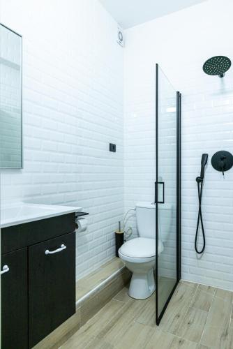 Ένα μπάνιο στο Nirvana 1BR Apt, Central Old Town, Private Balcony