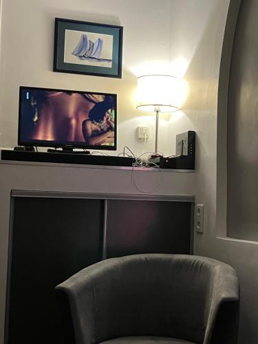 Μια τηλεόραση ή/και κέντρο ψυχαγωγίας στο 46 Avenue Pasteur