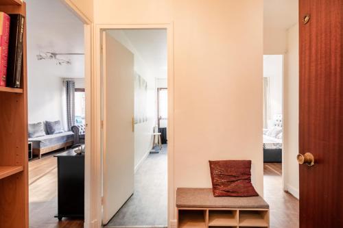 - un couloir avec un miroir et une chaise dans la chambre dans l'établissement Appartement Glaciere, à Paris