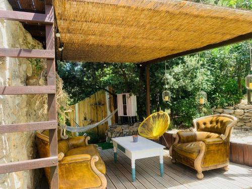 un patio con sofás y una mesa en una terraza en LOASIS- Maison Provençale T4 proche Aix en Pce, en Meyrargues