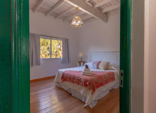 una camera con un grande letto e una finestra di Mar & Campo a Santa Teresita