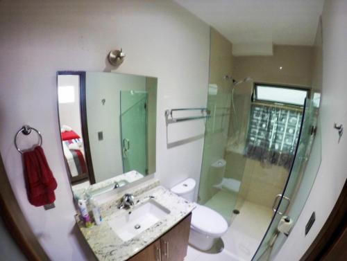 Bathroom sa En el Centro 3 Hermoso Loft Familiar AC WiFi 300 mbps