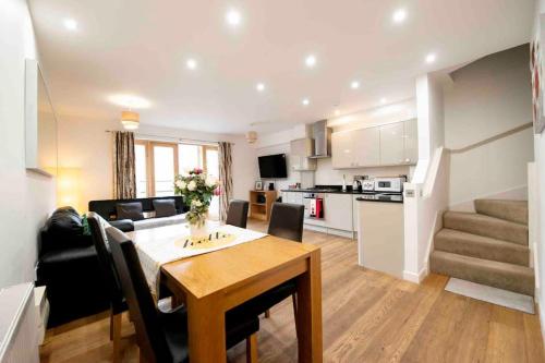 a kitchen and living room with a table and a dining room at Oxford CityCenterTrainStation two bedroomApartment in Oxford