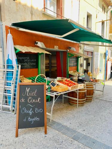 a food stand with a sign in front of it at Studio moderne Argeles sur mer.La plage à pieds, Espagne à 30mn in Argelès-sur-Mer