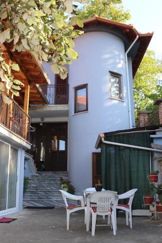 a table and chairs in front of a house at Vila Tradicionale Violeta Korce in Korçë