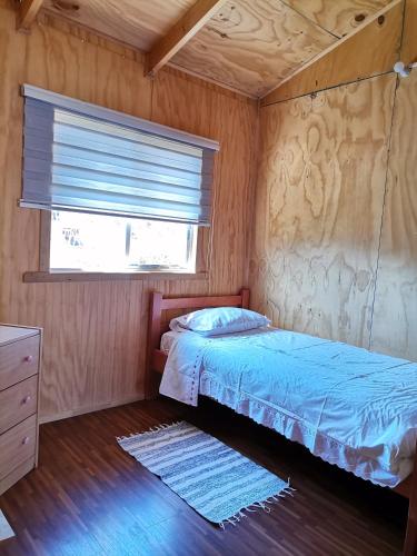 Een bed of bedden in een kamer bij Sol de la Patagonia Bahía Murta