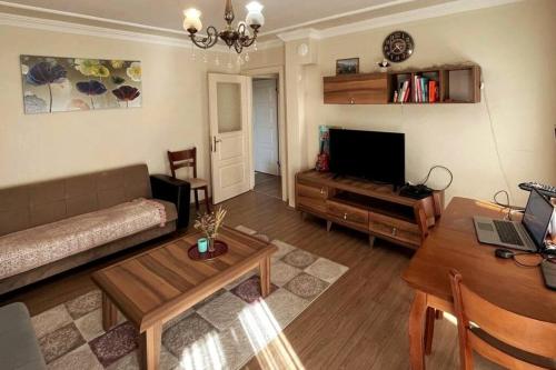 a living room with a couch and a table at Удобная квартира для семьи Comfortable apartment for a family شقة مريحة لعائلة in Yalova