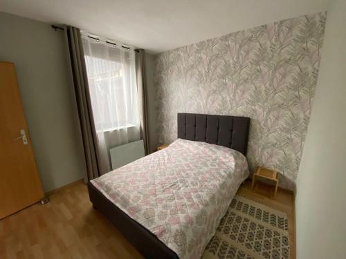 um pequeno quarto com uma cama e uma janela em R&A em Elsdorf