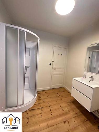 y baño con ducha acristalada y lavamanos. en Le Refuge Maritime Seh’Loué, en Saint-Quay-Portrieux