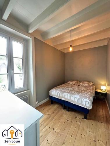 Tempat tidur dalam kamar di Le Refuge Maritime Seh’Loué