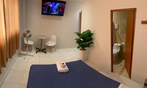 een kamer met een badkamer met een weegschaal op de vloer bij Millennium Hotel in San Vicente de Cañete
