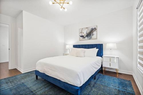 Un dormitorio con una cama azul y blanca y una alfombra azul en Barrie Luxe, Pool Table 6 BR 6 BA Custom Design A+ Location, en Barrie