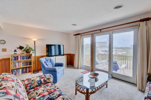 uma sala de estar com um sofá e uma mesa em 4209 - Moby Duck by Resort Realty em Duck