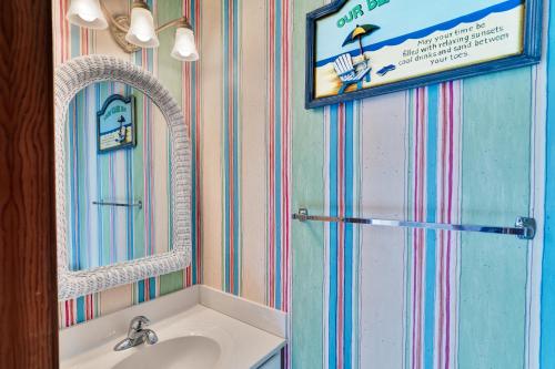 uma casa de banho com um lavatório e um espelho em 4209 - Moby Duck by Resort Realty em Duck