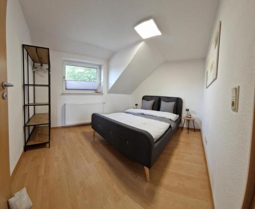 una camera con letto al centro della stanza di 2nd home ferienwohnung a Nordenham