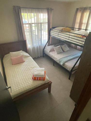 a room with two bunk beds and a window at Casa Atardecer Turrubares 