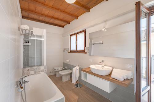 biała łazienka z umywalką i toaletą w obiekcie Il Nido sul Po w mieście Casalmaggiore