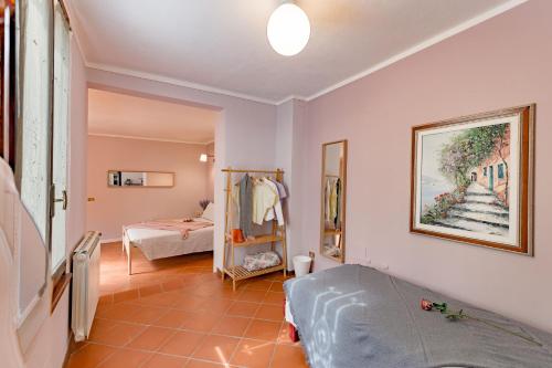 a small room with a bed and a bedroom at Il Nido sul Po in Casalmaggiore