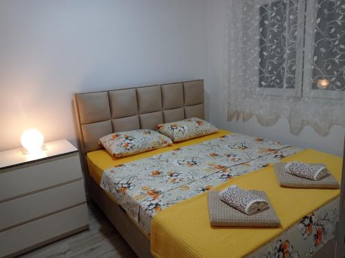 - une chambre avec un lit et 2 serviettes dans l'établissement M&M Apartment, à Kotor