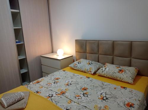 - une petite chambre avec un lit et une lampe dans l'établissement M&M Apartment, à Kotor