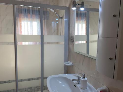 La salle de bains est pourvue d'un lavabo et d'un miroir. dans l'établissement RELAX en SANTA POLA, ALICANTE, à Santa Pola