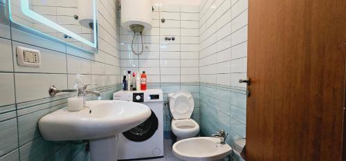 Baño pequeño con lavabo y aseo en New Bazaar Side Bliss 2 Bed Room apt with free garage, en Tirana