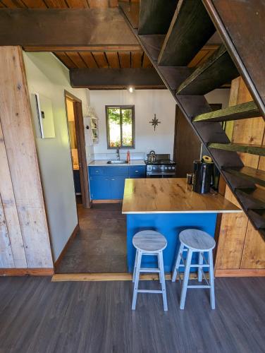 Cuisine ou kitchenette dans l'établissement Jade Resort-Oceanfront Suites in Gowlland Harbour