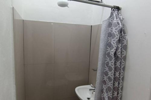 a bathroom with a shower curtain and a sink at Suite Estudio 2 Buena Vista Santa Tecla in Nueva San Salvador