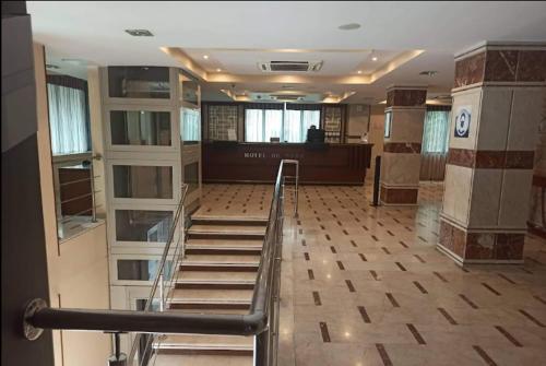 eine Lobby mit einer Treppe in einem Gebäude in der Unterkunft HOTEL DU NORD in Bejaïa