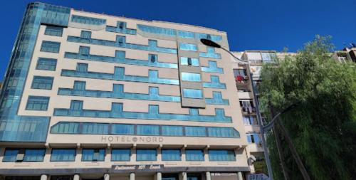 een hoog gebouw met een hotelbureau erop bij HOTEL DU NORD in Bejaïa