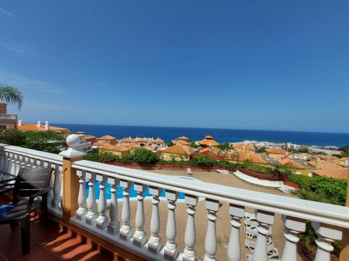 balcone con vista su una città e sull'oceano di Vista al océano, 2 plantas, 3 dormitorios. a Puerto de la Cruz