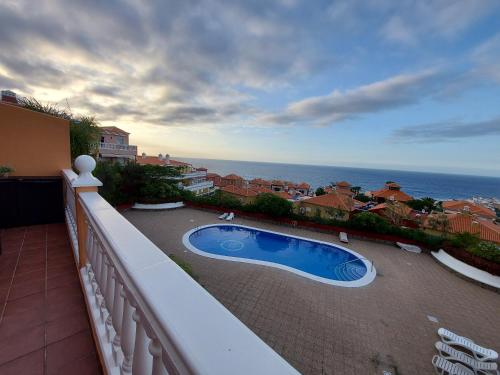 balcone con piscina e vista sull'oceano di Vista al océano, 2 plantas, 3 dormitorios. a Puerto de la Cruz