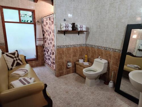 uma casa de banho com um WC e um lavatório em Un paraíso en la montaña Bogotá Verjon Via La Calera em Bogotá