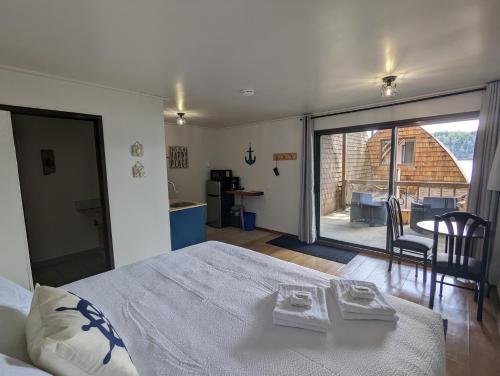 Un ou plusieurs lits dans un hébergement de l'établissement Jade Resort-Oceanfront Suites in Gowlland Harbour